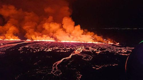 L'Islande enregistre sa quatrième éruption en quatre mois ! Voici les images des impressionnants flots de laves