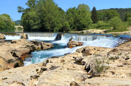 A 1h45 de Montpellier, connaissez-vous les Cascades du Sautadet ? (Elles ont des faux airs des chutes du Niagara !)