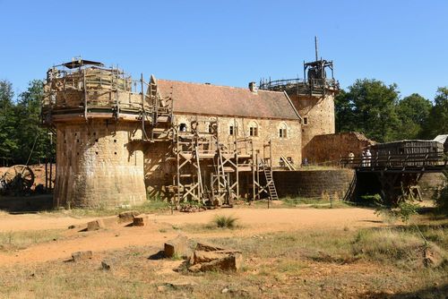 Bourgogne : en construction depuis presque 30 ans, ce château plonge les visiteurs au temps du Moyen Âge (une attraction unique en France)