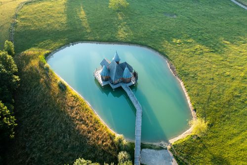 Pour un week-end insolite à souhait, dormez dans un château dans les arbres !