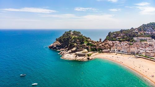 Cette côte espagnole où le soleil brille toute l'année est idéale à visiter à l'automne pour un voyage entre gastronomie, culture et nature ! 