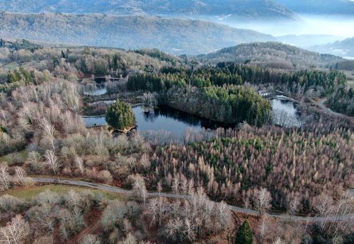 À 1h30 de Besançon, ce village situé entre étangs et tourbières est le point de départ de belles randonnées à faire en automne