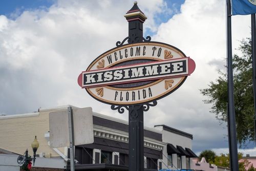 Connaissez-vous Kissimmee ? Entourée des plus célèbres parcs d'attractions, cette ville semble sortie d’un conte de fées ! 