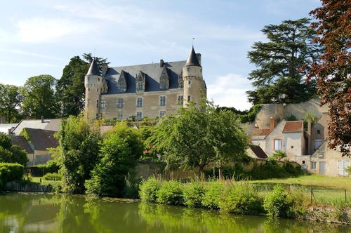 Ce village est l’un des plus beaux de France et il abrite un château à l’inspiration slave !