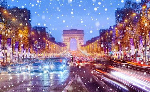 Vitrines, illuminations, feu d'artifice... voici les visites et activités à ne pas manquer à Paris pendant les vacances de Noël !