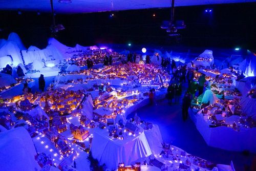 Pour Noël, découvrez le plus grand village en pain d’épices au monde avec près de 200 maisons !  Voici où le trouver