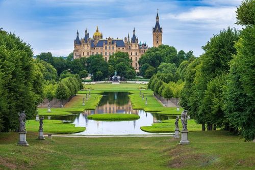 Méconnu, ce château allemand entouré de magnifiques eaux bleues est un bijou d'architecture classé au patrimoine mondial de l’Unesco ! 