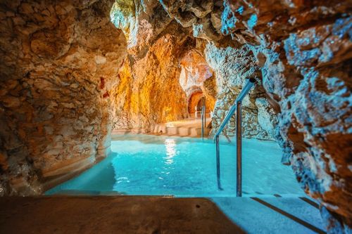 Ce spa incroyable se cache dans une véritable grotte naturelle ! Voici où le trouver
