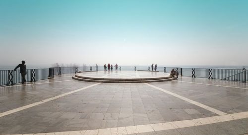 Connaissez-vous le Balcon de l'Europe ? Il offre une vue incroyable sur la mer Méditerranée ! Voici où le trouver