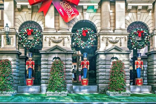 Tout le monde va voir les illuminations des Galeries Lafayette et du Printemps, mais voici 3 autres grands magasins qui en mettent plein la vue pour Noël !
