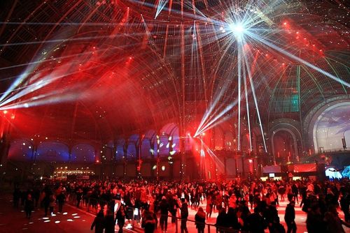En décembre, la plus grande patinoire intérieure du monde rouvre dans un lieu magnifique à Paris ! (Mais elle ne va pas durer longtemps)