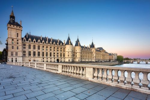 Les monuments parisiens cachent bien des secrets ! Voici les légendes et anecdotes à connaître avant de visiter Paris
