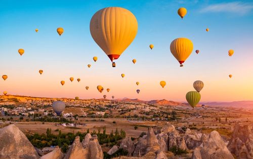 Après le bus, le bateau et le traineau, l'application Uber propose maintenant des trajets en montgolfière !