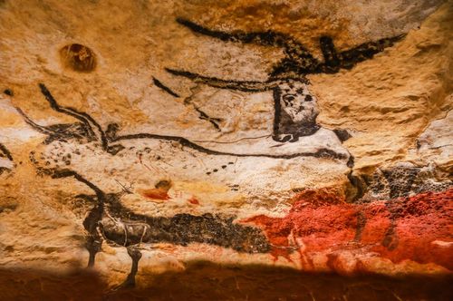 Loin du tourisme de masse, découvrez 5 sites préhistoriques peu connus en France !