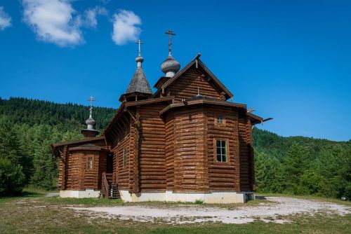 Connaissez-vous cette église russe située en plein milieu d'une forêt française ?