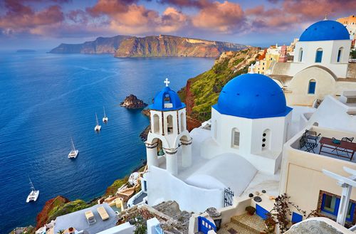 Considérée comme la plus belle île des Cyclades, voici 5 choses à savoir sur Santorin !