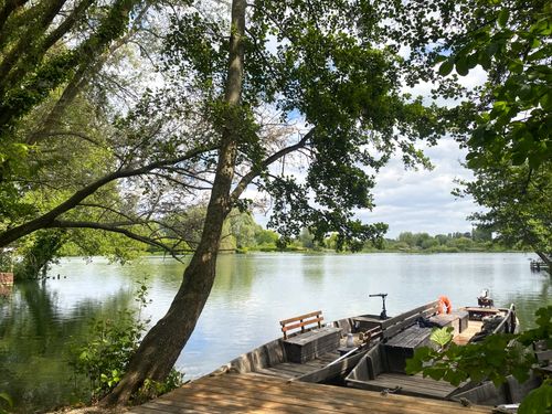 À deux pas de Paris, partez à la découverte de la Venise du Nord, un labyrinthe de jardins flottants où l’art dialogue avec la nature 