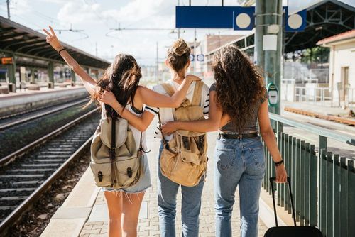 Voyager gratuitement pendant un mois en Europe, c'est possible pour les jeunes de 18 ans ! Voici comment tenter d'obtenir le précieux sésame