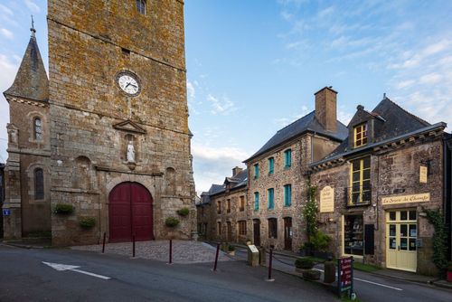Librairies, petits cafés, galeries d’art... le temps s'arrête à Bécherel ! Connaissez-vous ce village atypique situé à 30 minutes de Rennes ? 
