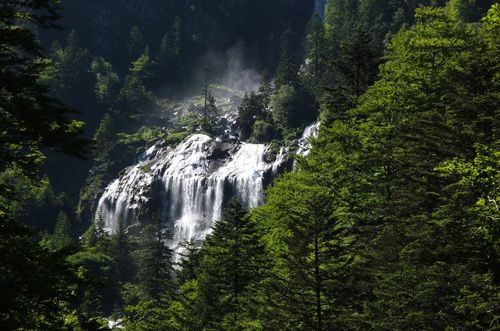 À deux heures de route de Toulouse, découvrez cette incroyable cascade ariégeoise, considérée comme la reine des Pyrénées