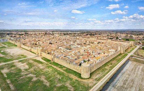 A 45 minutes de Montpellier, ce village fortifié va vous surprendre (des monuments aux... flamants roses) !