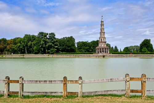 À 30 minutes de Tours : mais que fait cette pagode au milieu des châteaux de la Loire ?
