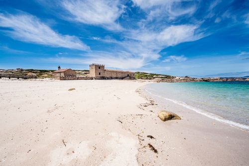Exit les Baléares ou les Canaries, découvrez cette île en Espagne que personne ne connaît !