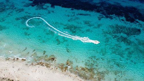 Eaux turquoise et sable blanc : ces plages européennes n'ont rien à envier aux plages des Maldives et de Punta Cana