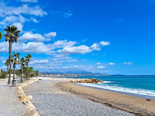 Oubliez Antibes et Cannes, ce village médiéval coloré de la Côte d’Azur possède des paysages à couper le souffle