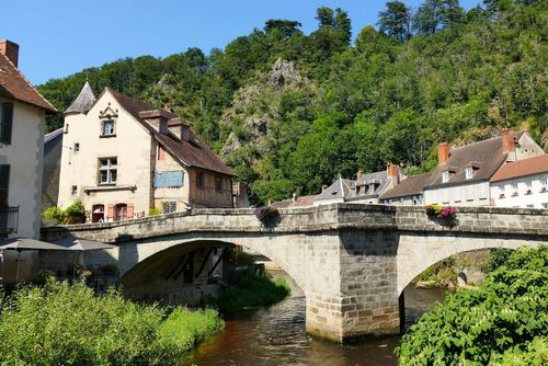 Entre paysages bucoliques et activités uniques, la Creuse abrite des trésors insoupçonnés ! A découvrir lors d’un séjour estival