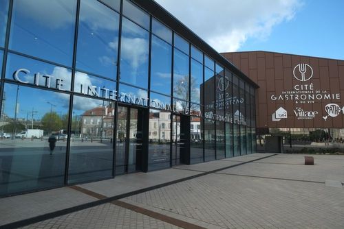 Bars à manger, caves à vins, expos... Ce lieu gastronomique est à (absolument) visiter lors d'un passage à Dijon !