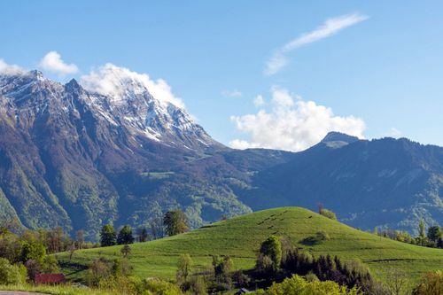 Lacs d'altitude, petits villages, baignade en rivière... cap sur le Massif des Bauges au printemps (le lieu parfait pour des vacances au calme et sans touristes !)