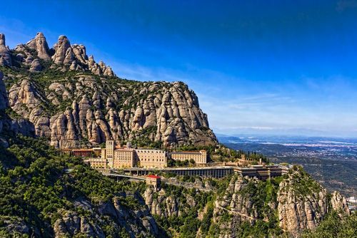 A deux pas de Barcelone, découvrez cette montagne un peu particulière qui réserve de nombreuses surprises !