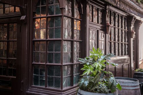 Forget London's touristy pubs, which are overrun by tourists, and discover THE (real) London pub where only regulars go.