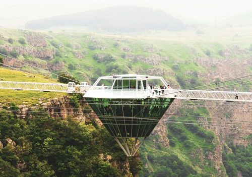 Un pont en verre en forme de diamant suspendu au dessus d'une vallée, une attraction vertigineuse unique en Europe ! Où le trouver ?