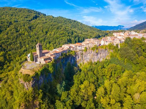 A 1h de la frontière française, ce village semble suspendu dans les airs ! C'est le plus perché d'Espagne 
