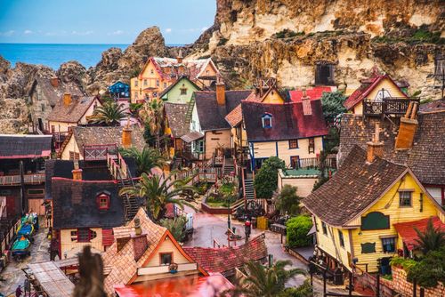 A 2h de la France, cette île où il fait beau toute l'année abrite le village de Popeye ! (Le décor est intact)