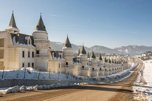 Ce village insolite en Turquie abrite des centaines de châteaux abandonnés !