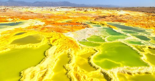 Un volcan jaune, une plage rouge, une forêt de pierre... 10 des lieux les plus étranges de la planète !