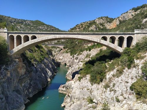 Moins connues que les Gorges du Verdon, découvrez les Gorges de l’Hérault à moins d'1h de Montpellier !