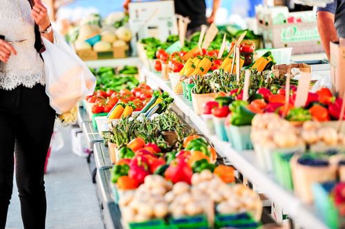 Entre produits du terroir et convivialité,  tour d'horizon des 3 plus beaux marchés d'Auvergne