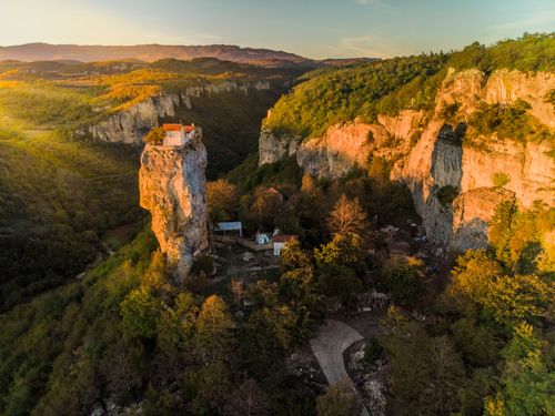 Perchées sur un rocher, perdues en forêt ou isolées sur une île : les maisons les plus originales du monde