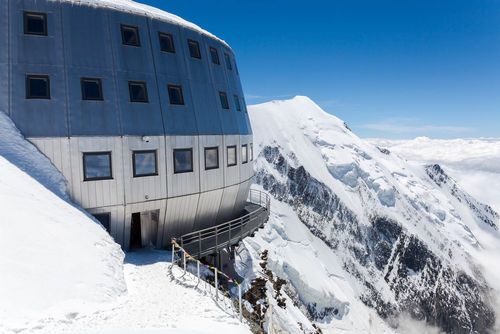 Dormir au pied des monts enneigés, c’est possible dans l’un de ces 5 refuges de montagne