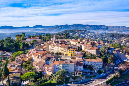 À moins d’1h de Nice, découvrez ce charmant village perché sur la Côte d’Azur