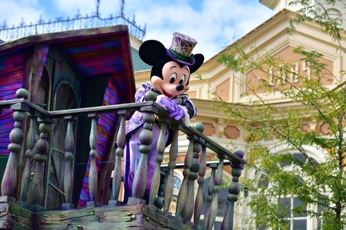 It's possible to go to Disneyland Paris on a budget! Here are 3 cheap, top-rated accommodations close to the park in the run-up to Christmas and Halloween!