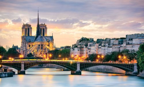 Le nouveau marché de Noël de Notre-Dame ouvre aujourd'hui à Paris (juste avant la réouverture de la cathédrale prévue en décembre) !