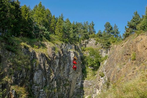 Si vous n'avez pas le vertige, voici une expérience insolite à faire absolument : dormir à flanc de falaise suspendu au-dessus du vide !