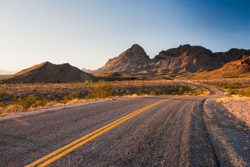 Admirez des paysages à couper le souffle à travers des routes mythiques !  Voici les plus beaux road trips à faire dans le monde