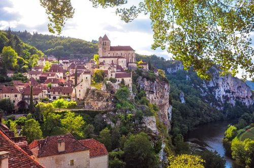 Saint-Cirq-Lapopie : à 1h45 de Toulouse, ce village perché sur une falaise émerveille les touristes !