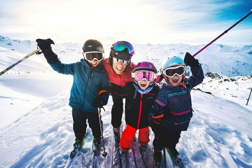 Petits prix, soleil, animations pour toute la famille... Voici les raisons de partir au ski aux Menuires en mars ou en avril !